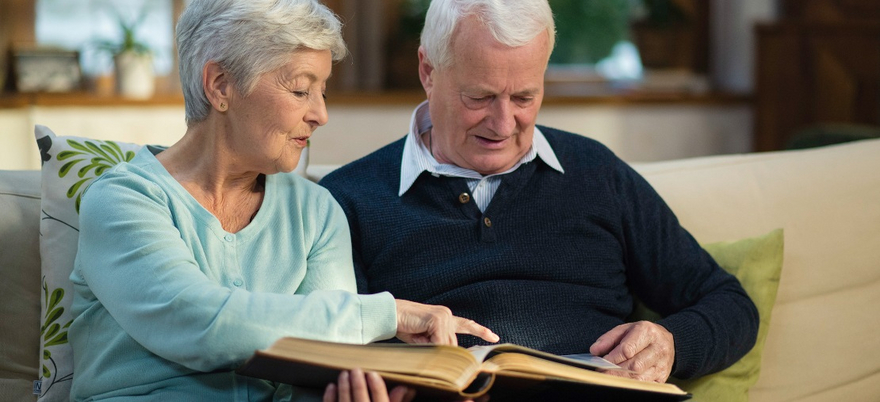 Alzheimer Suisse donne des conseils pour réussir à parler aux personnes atteintes de démence.