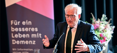 Hans Stöckli präsentiert sich an der Delegiertenversammlung von Alzheimer Schweiz als neuer Präsident.
