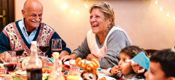 Senior e seniores alla cena di Natale con la famiglia