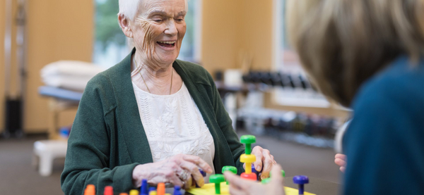 Alzheimer Schweiz forderte, dass nicht medikamentöse Behandlungen wie Ergotherapie erforscht und finanziert werden