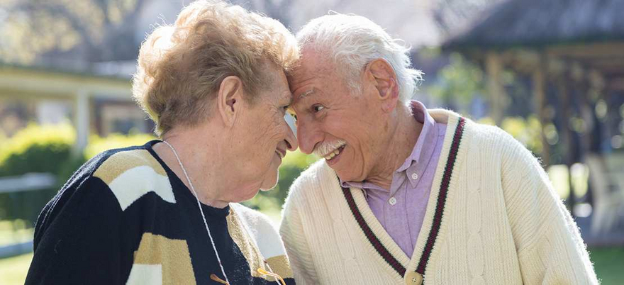 Un couple se regarde profondément dans les yeux