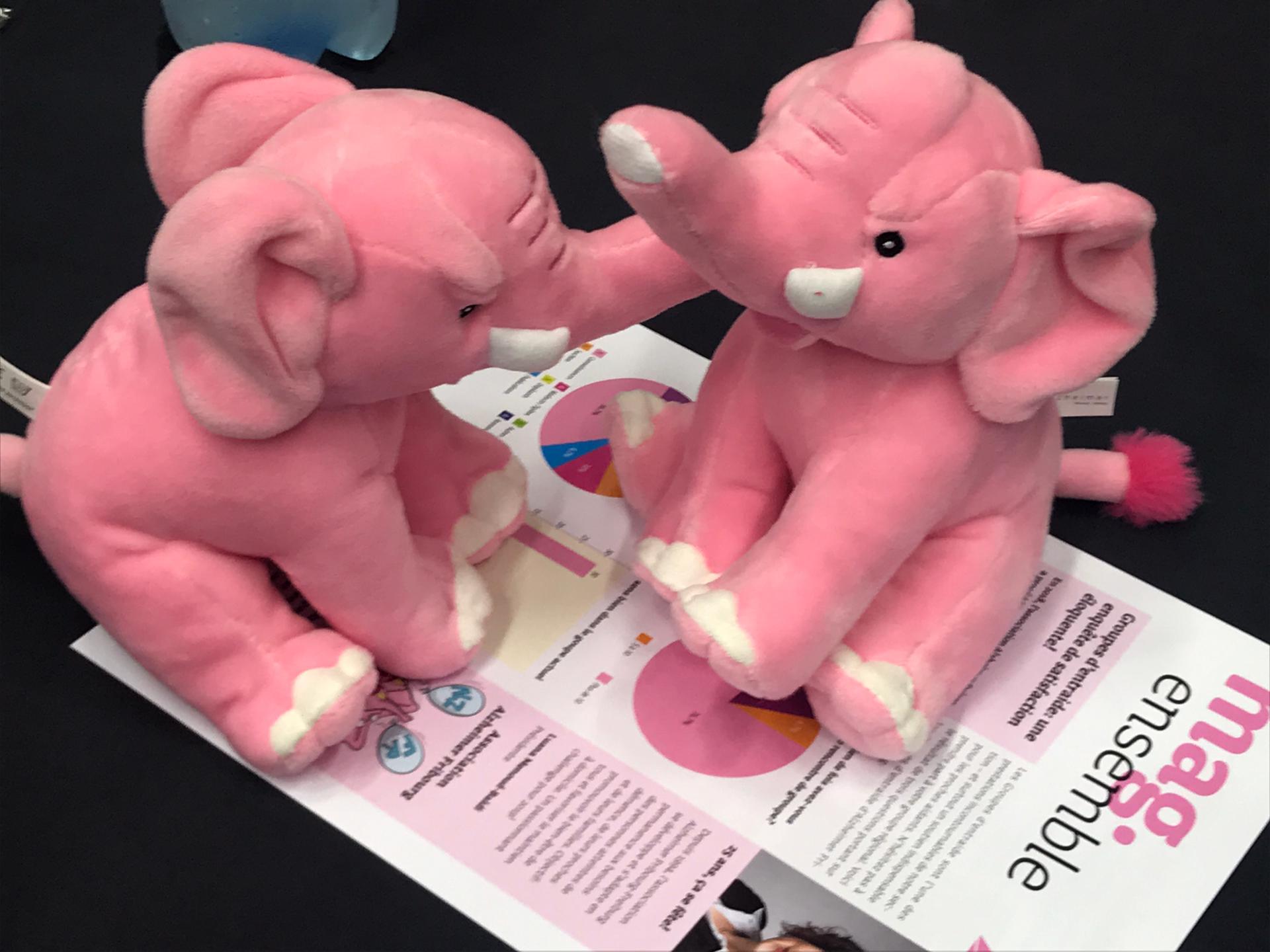 Deux éléphants en peluche rose