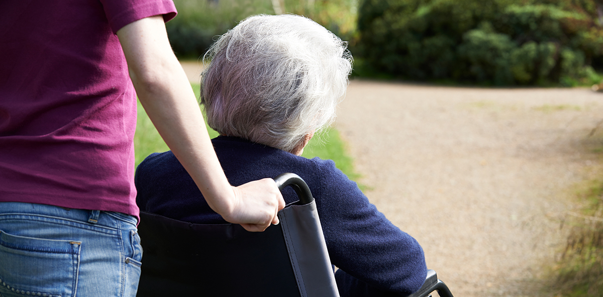 Donna con demenza sulla sedia a rotelle