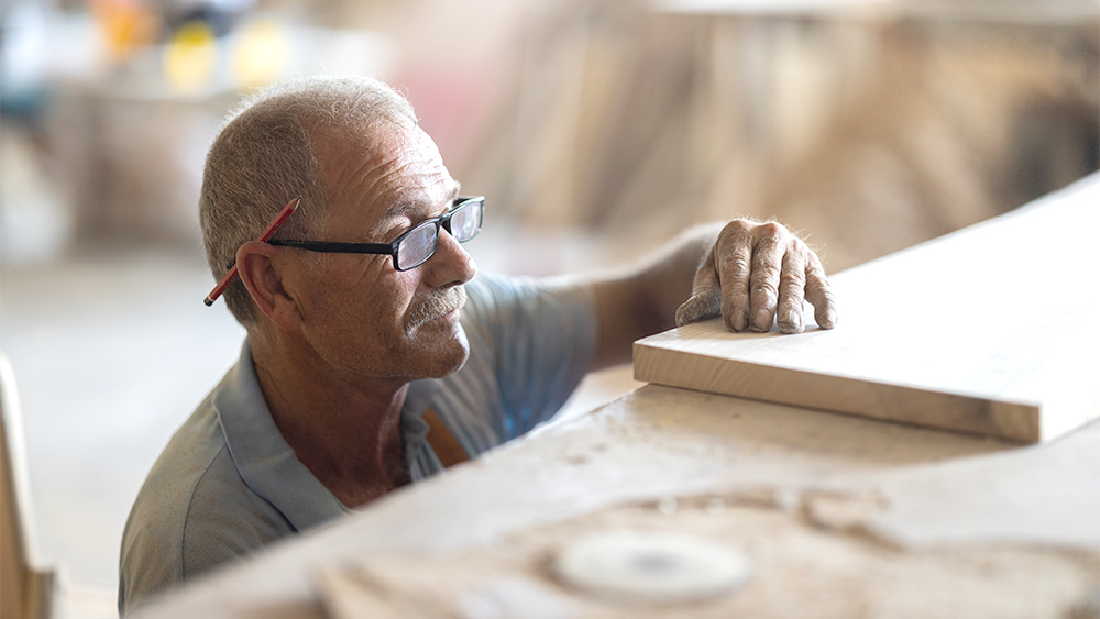 Hobby nonostante la demenza: un uomo fa lavori di falegnameria