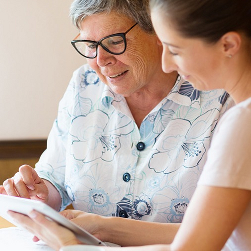 «Mein Mann bestellt in Internetshops regelmässig Elektrogeräte für grössere Beträge.» «Meine Mutter telefoniert...